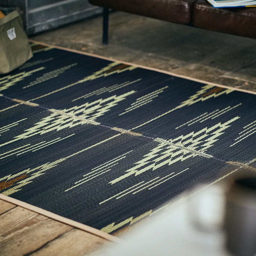 BASSHU IGUSA WOVEN RUG - NAVY X NATURAL