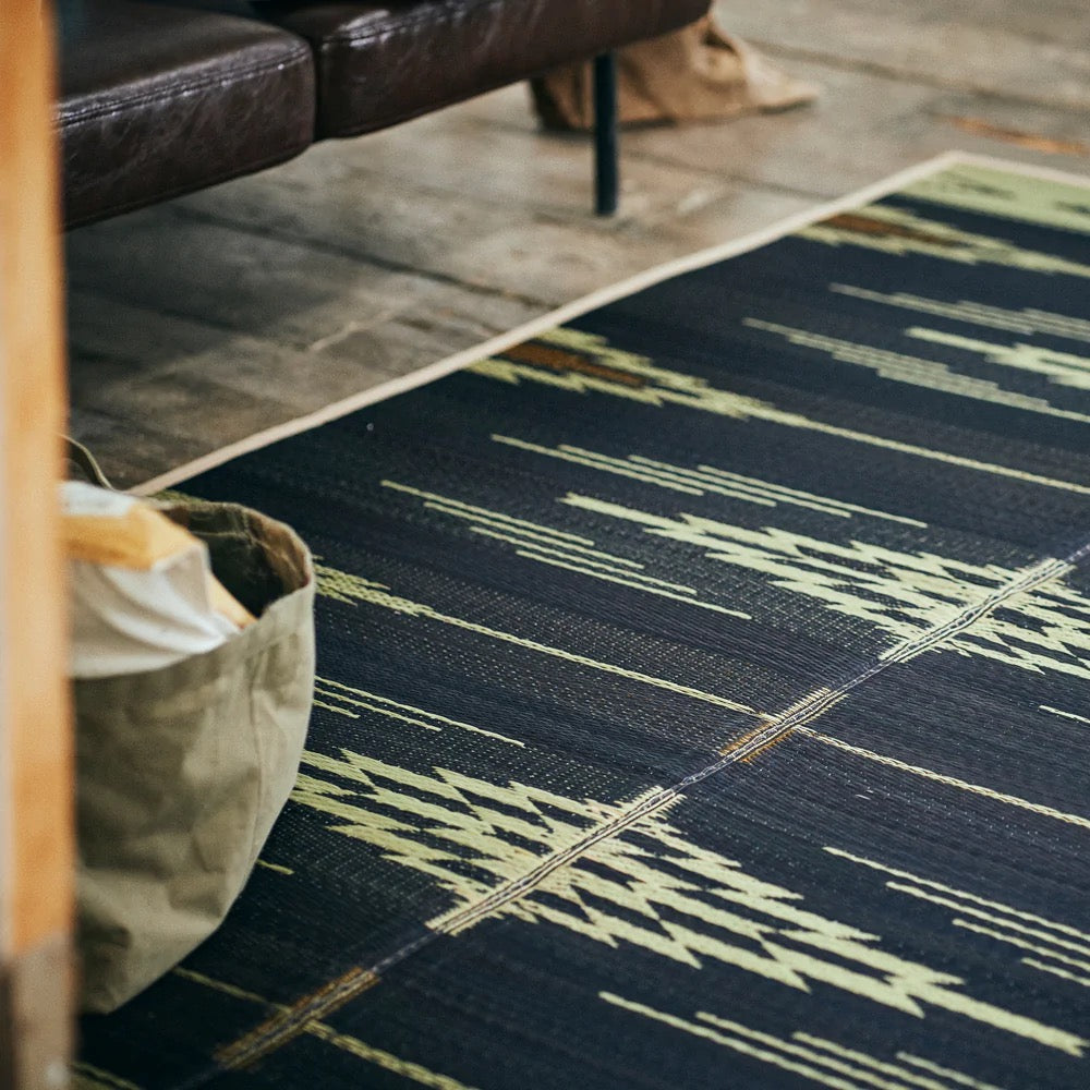 BASSHU IGUSA WOVEN RUG - NAVY X NATURAL